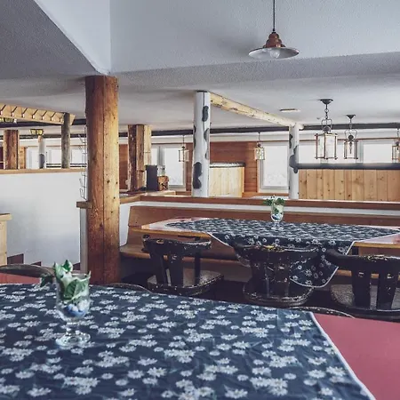 Berghostel Rinerhorn By Mountain *